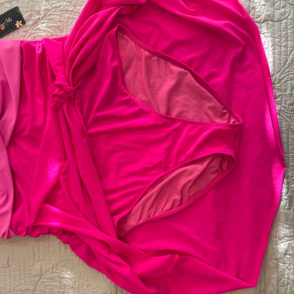 Swimsuit - Picture 3 of 8